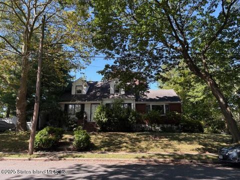 Photo of 745 Clawson Street, Staten Island, NY 10306 (MLS # 2505395)