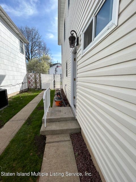 Photo of 114 Dawson Circle, Staten Island, NY 10314 (MLS # 1161793)