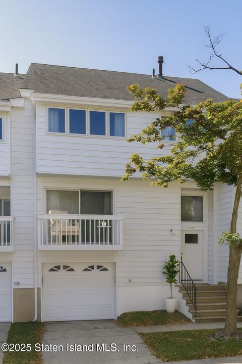Photo of 224 Forest Green Grn, Staten Island, NY 10312 (MLS # 2507174)