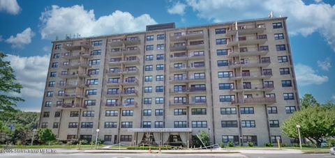 Photo of 1000 Clove Road #7m, Staten Island, NY 10301 (MLS # 2601165)