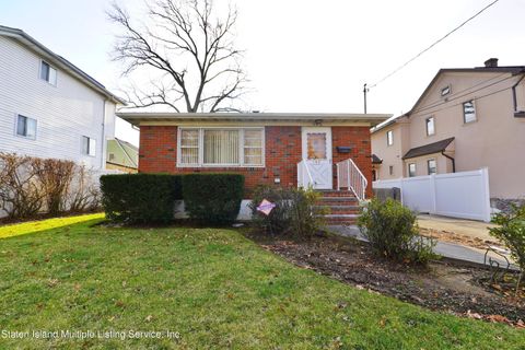 Photo of 192 Colfax Avenue, Staten Island, NY 10306 (MLS # 2400051)