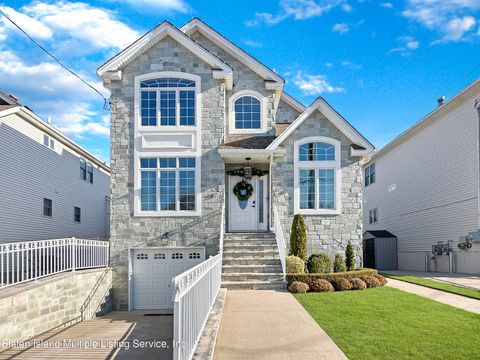 Photo of 27 Serena Court, Staten Island, NY 10312 (MLS # 1165715)