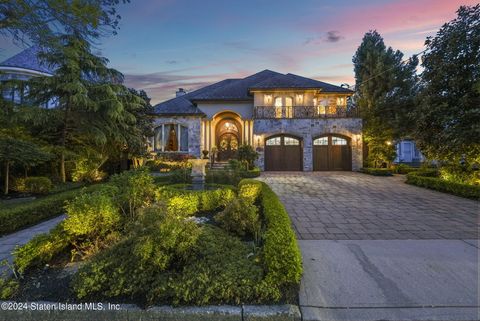 Photo of 18 Jeffrey Place, Staten Island, NY 10307 (MLS # 2402764)