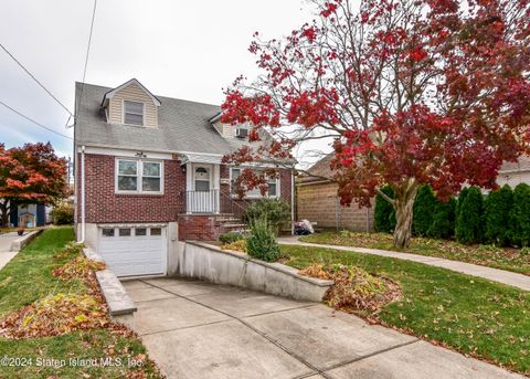 Photo of 363 Collfield Avenue, Staten Island, NY 10314 (MLS # 2406349)