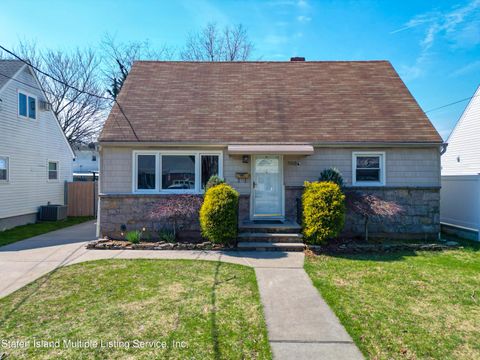 Photo of 366 Stewart Avenue, Staten Island, NY 10314 (MLS # 2401592)