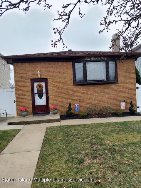 Photo of 440 Ashland Avenue, Staten Island, NY 10309 (MLS # 2400360)