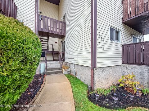 Photo of 252 Timber Ridge Drive, Staten Island, NY 10306 (MLS # 2506770)