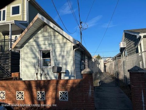 Photo of 299 Colony Avenue, Staten Island, NY 10306 (MLS # 1165617)