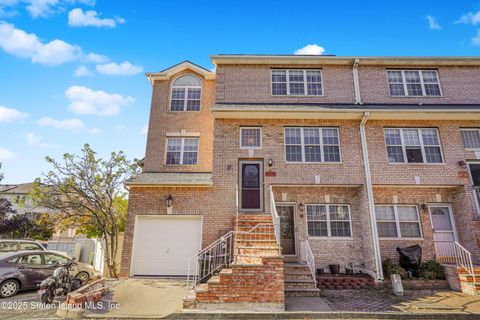 Photo of 24 Daniella Court, Staten Island, NY 10314 (MLS # 2501439)