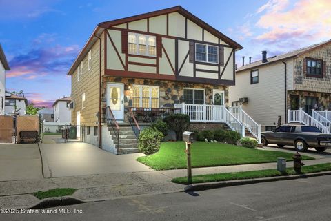 Photo of 28 Rowan Avenue, Staten Island, NY 10306 (MLS # 2504152)