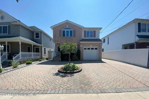 Photo of 386 Adelaide Avenue #1, Staten Island, NY 10306 (MLS # 2406409)