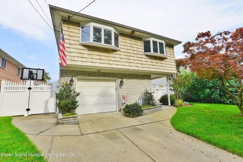 Photo of 61 Park Drive N, Staten Island, NY 10314 (MLS # 1163297)