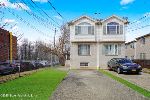 Photo of 56 Essex Drive, Staten Island, NY 10314 (MLS # 2405501)