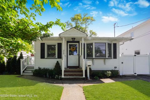 Photo of 215 Princeton Avenue, Staten Island, NY 10306 (MLS # 2403039)