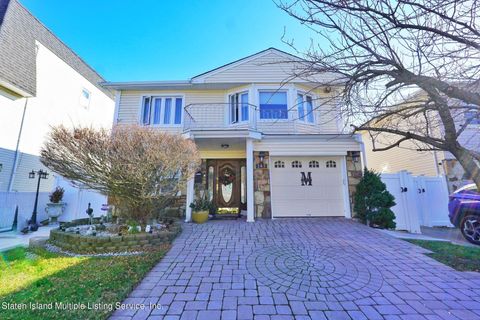 Photo of 143 Kelly Boulevard, Staten Island, NY 10314 (MLS # 2401060)