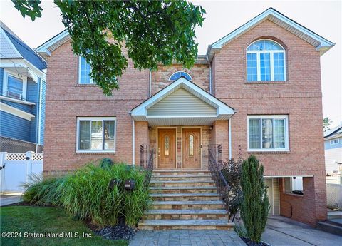 Photo of 688 Jewett Avenue, Staten Island, NY 10314 (MLS # 2405070)