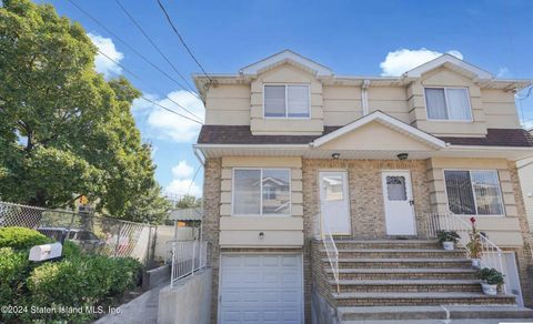 Photo of 15 Stacey Lane, Staten Island, NY 10306 (MLS # 2405029)