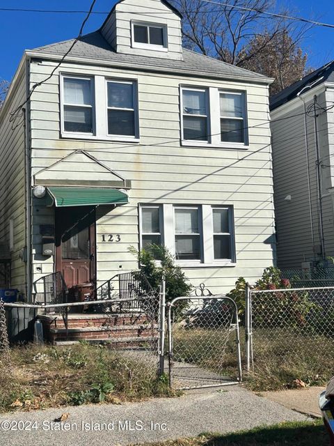 Photo of 123 Alaska Street, Staten Island, NY 10310 (MLS # 2406394)