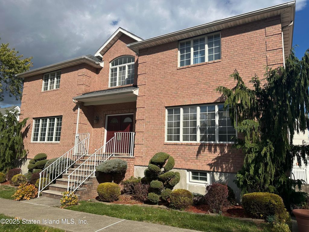 Photo of 18 Dobbs Place, Staten Island, NY 10301 (MLS # 2506330)