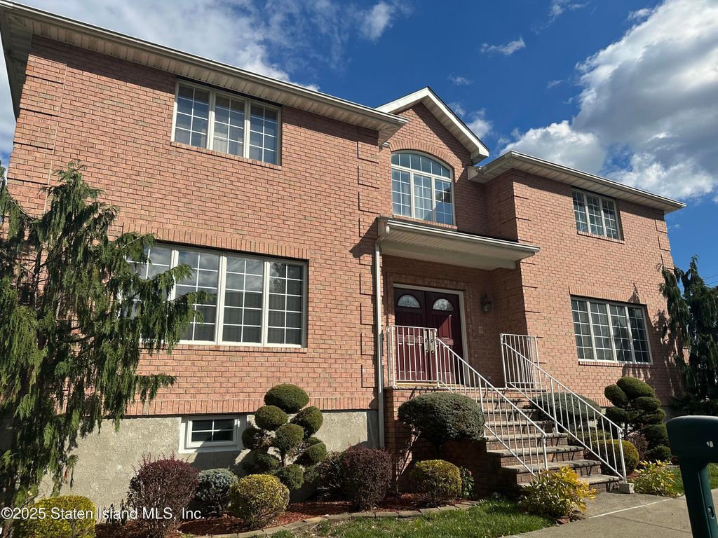 Photo of 18 Dobbs Place, Staten Island, NY 10301 (MLS # 2506330)