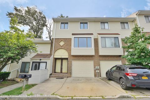 Photo of 6 Ivy Court, Staten Island, NY 10309 (MLS # 1163547)