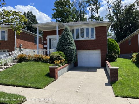 Photo of 202 Benedict Avenue, Staten Island, NY 10314 (MLS # 1163922)