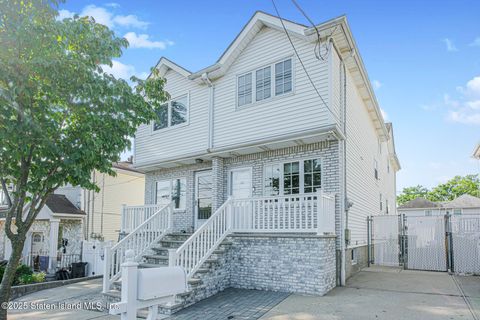 Photo of 86 Cedarview Avenue, Staten Island, NY 10306 (MLS # 2504745)