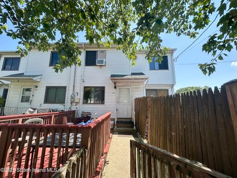 Photo of 699 Elbe Avenue, Staten Island, NY 10304 (MLS # 2600349)