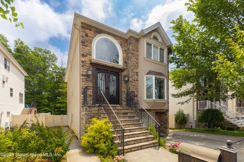 Photo of 41 Brookside Loop Loop, Staten Island, NY 10309 (MLS # 2506466)