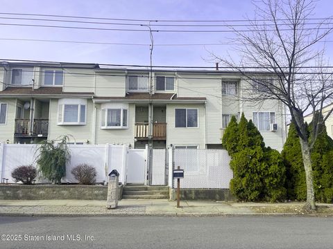 Photo of 536 Drumgoole Road W, Staten Island, NY 10312 (MLS # 2500554)