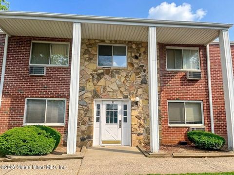 Photo of 17 Gadsen Place #2f, Staten Island, NY 10314 (MLS # 2602227)