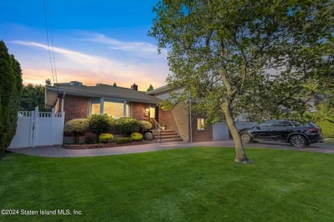 Photo of 37 Adrienne Place, Staten Island, NY 10308 (MLS # 2405012)