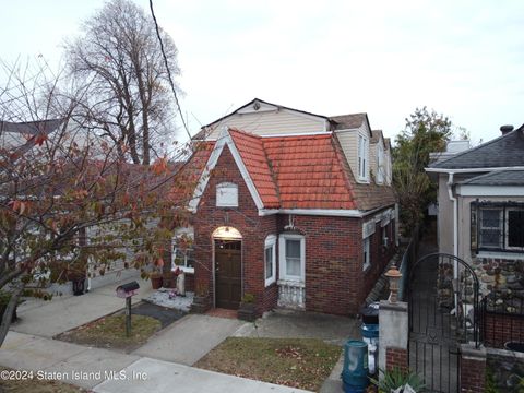 Photo of 118 Winham Avenue, Staten Island, NY 10306 (MLS # 2406272)