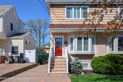 Photo of 101 Ridgecrest Avenue, Staten Island, NY 10312 (MLS # 2402121)