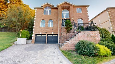 Photo of 55 Nicole Loop, Staten Island, NY 10301 (MLS # 2505643)