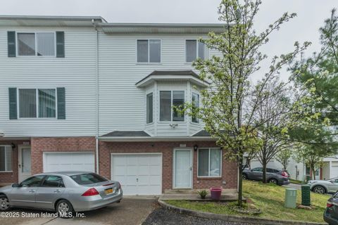 Photo of 270 Aspen Knolls Way, Staten Island, NY 10312 (MLS # 2504226)