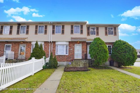 Photo of 9 Ferndale Avenue, Staten Island, NY 10314 (MLS # 2400119)