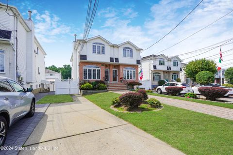 Photo of 1580 Woodrow Road, Staten Island, NY 10309 (MLS # 2403974)