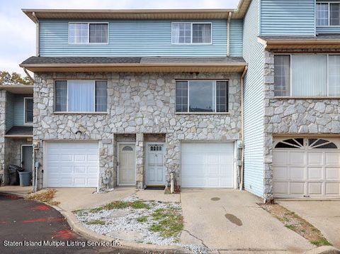 Photo of 16 Temple Court, Staten Island, NY 10314 (MLS # 1165222)