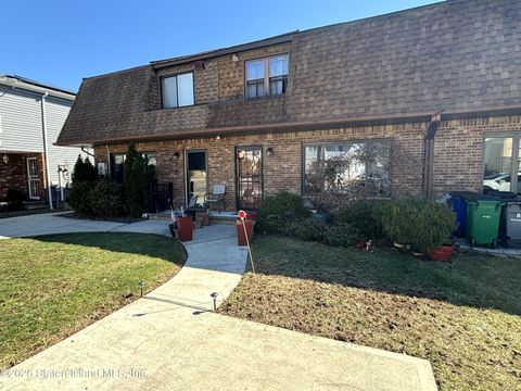 Photo of 810 Sinclair Avenue, Staten Island, NY 10309 (MLS # 2601251)