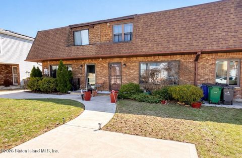 Photo of 810 Sinclair Avenue, Staten Island, NY 10309 (MLS # 2601251)