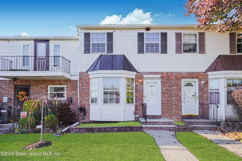 Photo of 506 Golfview Court, Staten Island, NY 10314 (MLS # 2406295)