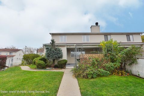 Photo of 22 Zeck Court, Staten Island, NY 10314 (MLS # 1165342)