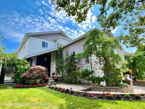 Photo of 549 Valleyview Place, Staten Island, NY 10314 (MLS # 1165011)