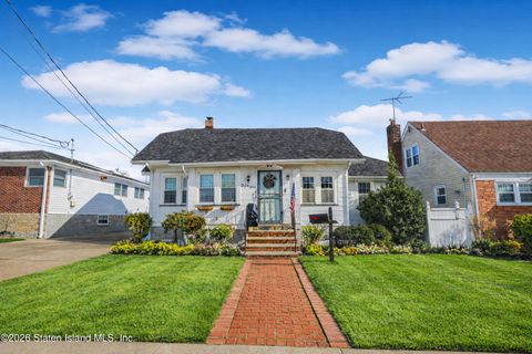 Photo of 59 Seaview Avenue, Staten Island, NY 10304 (MLS # 2600823)