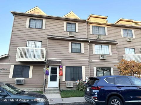 Photo of 61 Daffodil Lane, Staten Island, NY 10314 (MLS # 1165224)