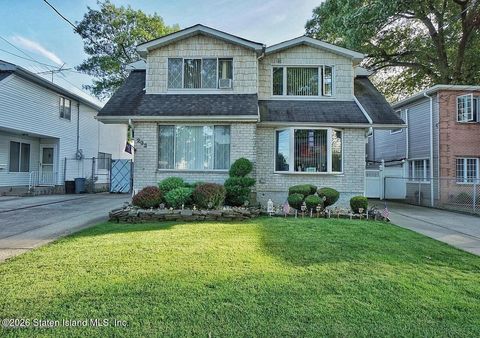 Photo of 232 Hunter Avenue, Staten Island, NY 10306 (MLS # 2601853)