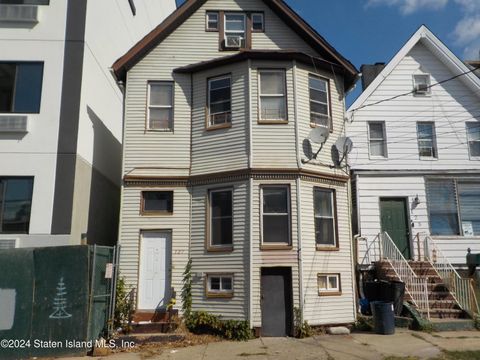 Photo of 127 Bennett Street, Staten Island, NY 10302 (MLS # 2406248)