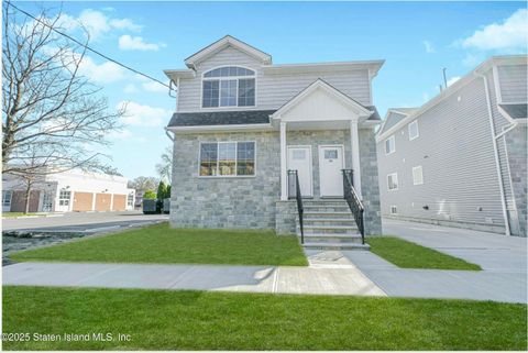 Photo of 105 Jerome Avenue, Staten Island, NY 10305 (MLS # 2502157)