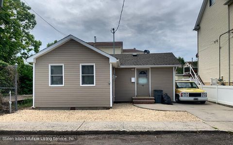 Photo of 588 Hunter Avenue, Staten Island, NY 10306 (MLS # 1162300)